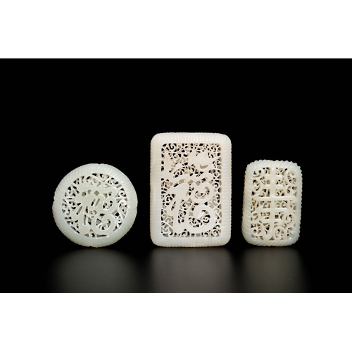 504 - Three Chinese reticulated white jade carvings, QingDescription:Dim.: 7 x 5 x 1,5 cm (the largest car... 