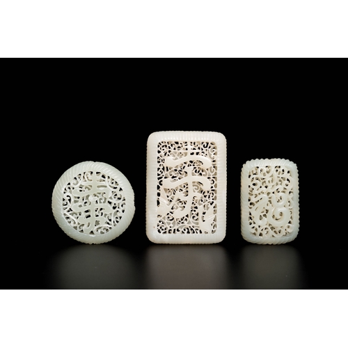 504 - Three Chinese reticulated white jade carvings, QingDescription:Dim.: 7 x 5 x 1,5 cm (the largest car... 