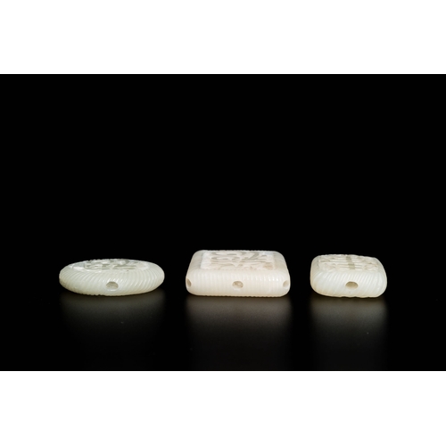 504 - Three Chinese reticulated white jade carvings, QingDescription:Dim.: 7 x 5 x 1,5 cm (the largest car... 