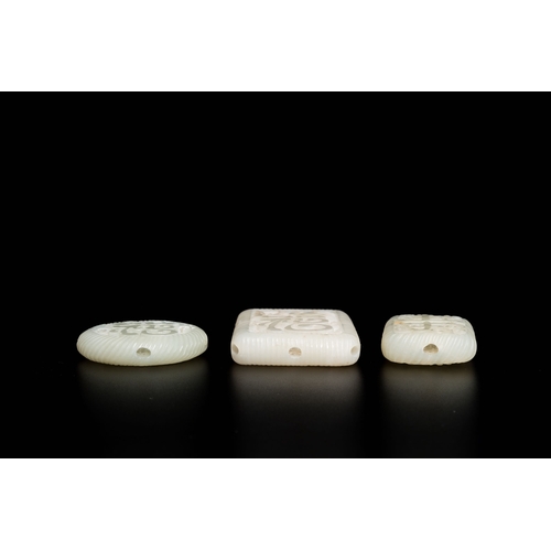 504 - Three Chinese reticulated white jade carvings, QingDescription:Dim.: 7 x 5 x 1,5 cm (the largest car... 