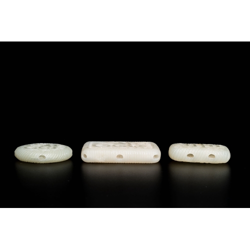 504 - Three Chinese reticulated white jade carvings, QingDescription:Dim.: 7 x 5 x 1,5 cm (the largest car... 