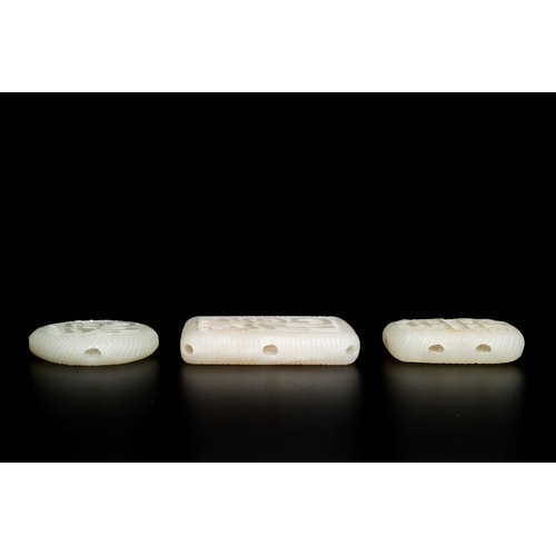 504 - Three Chinese reticulated white jade carvings, QingDescription:Dim.: 7 x 5 x 1,5 cm (the largest car... 