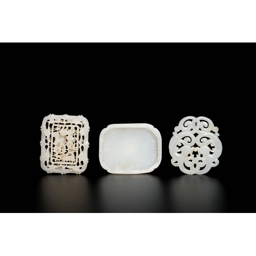 507 - Two Chinese white jade reticulated carvings and a ruyi scepter plaque, QingDescription:Dim.: 5,5 x 4... 