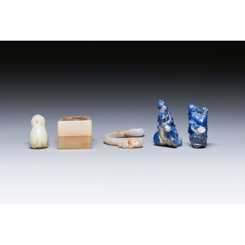 508 - Five Chinese jade and lapis lazuli carvings, 19/20th C.Description:L.: 7 cm - H.: 4,5 cm (the jade r... 