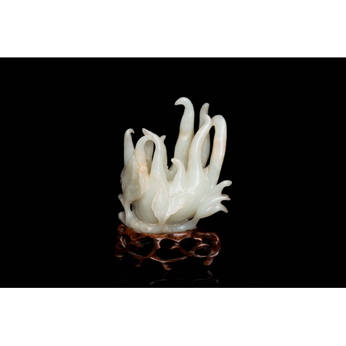 509 - A fine Chinese white jade carving of a Buddha's hand on wooden stand, QingDescription:H.: 12,5 cm (i... 