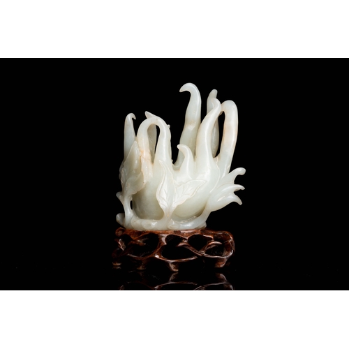 509 - A fine Chinese white jade carving of a Buddha's hand on wooden stand, QingDescription:H.: 12,5 cm (i... 