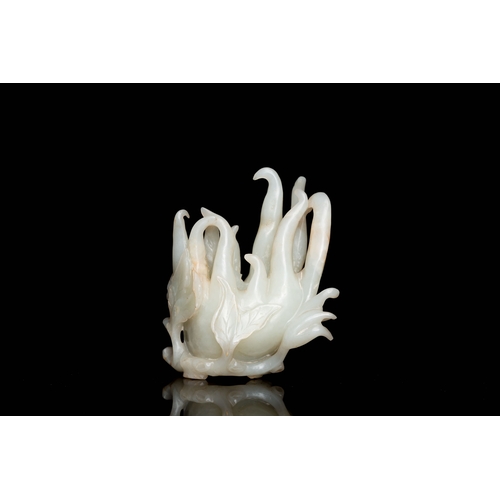 509 - A fine Chinese white jade carving of a Buddha's hand on wooden stand, QingDescription:H.: 12,5 cm (i... 