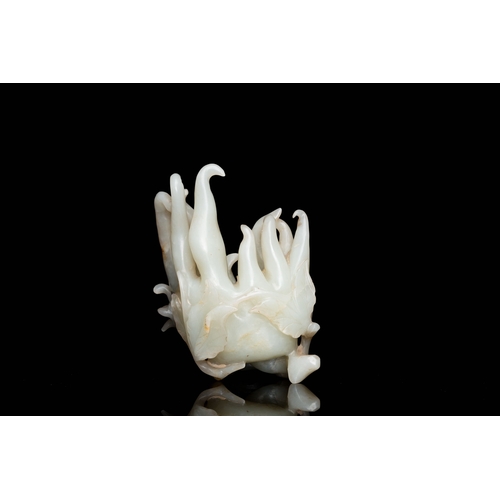 509 - A fine Chinese white jade carving of a Buddha's hand on wooden stand, QingDescription:H.: 12,5 cm (i... 