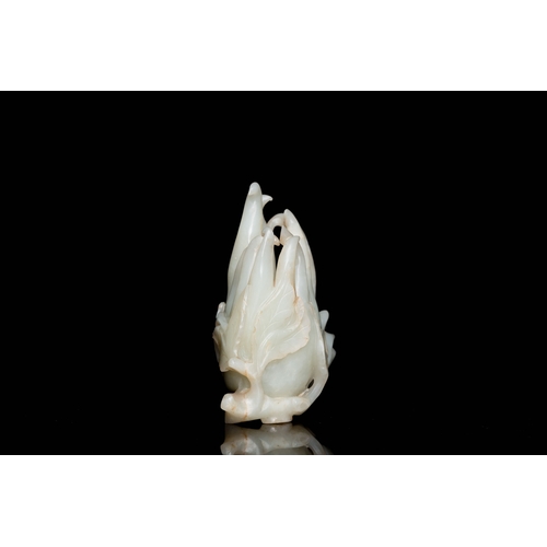 509 - A fine Chinese white jade carving of a Buddha's hand on wooden stand, QingDescription:H.: 12,5 cm (i... 