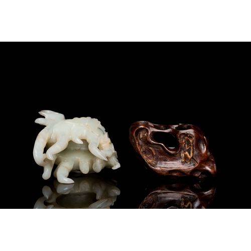 509 - A fine Chinese white jade carving of a Buddha's hand on wooden stand, QingDescription:H.: 12,5 cm (i... 