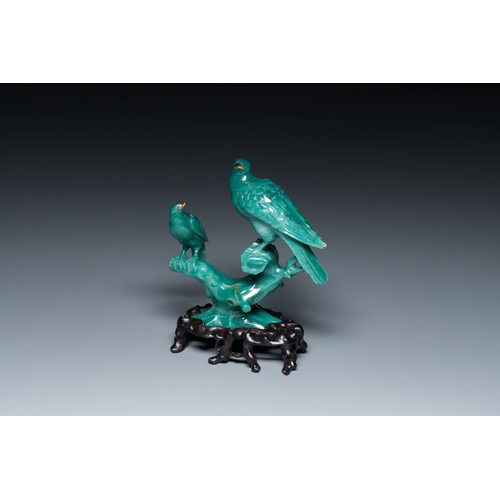 510 - A Chinese emerald green jadeite 'birds' group and a goldstone sculpture of Buddha, 19/20th C.Descrip... 