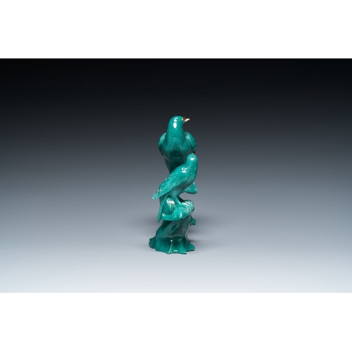 510 - A Chinese emerald green jadeite 'birds' group and a goldstone sculpture of Buddha, 19/20th C.Descrip... 