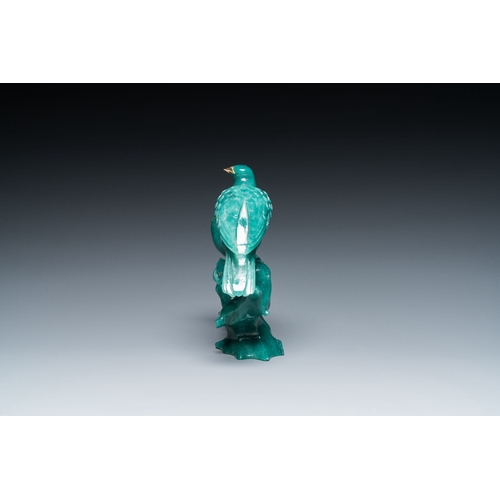 510 - A Chinese emerald green jadeite 'birds' group and a goldstone sculpture of Buddha, 19/20th C.Descrip... 