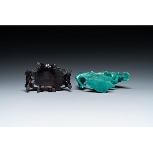 510 - A Chinese emerald green jadeite 'birds' group and a goldstone sculpture of Buddha, 19/20th C.Descrip... 