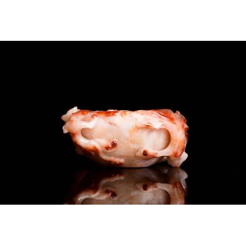 511 - A Chinese pink agate brush washer with a chilong, QingDescription:Dim.: 12 x 8,5 x 5 cm Provenance:-... 