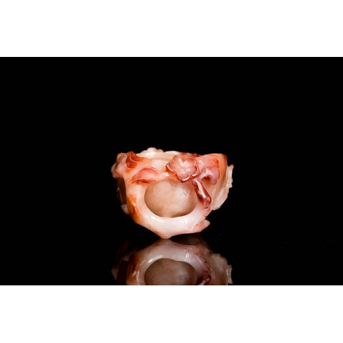 511 - A Chinese pink agate brush washer with a chilong, QingDescription:Dim.: 12 x 8,5 x 5 cm Provenance:-... 