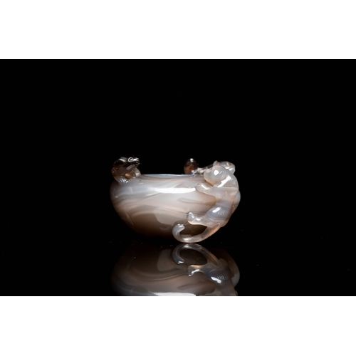 512 - A Chinese agate water pot with Buddhist lions on a carved wooden stand, 19th C.Description:Dim.: 8 x... 