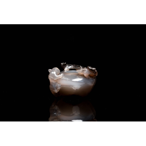 512 - A Chinese agate water pot with Buddhist lions on a carved wooden stand, 19th C.Description:Dim.: 8 x... 