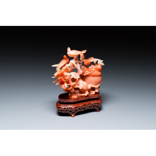 513 - A Chinese carnelian agate sculpture of a vase with branches and birds, 20th C.Description:H.: 19,5 c... 