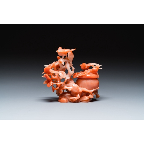 513 - A Chinese carnelian agate sculpture of a vase with branches and birds, 20th C.Description:H.: 19,5 c... 