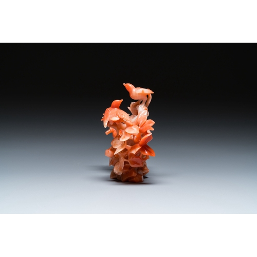 513 - A Chinese carnelian agate sculpture of a vase with branches and birds, 20th C.Description:H.: 19,5 c... 