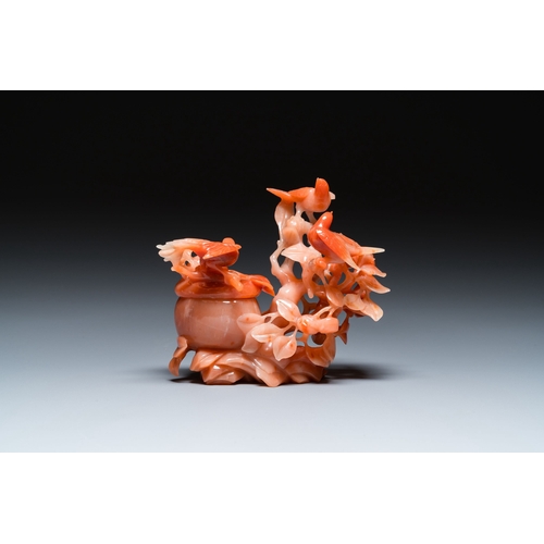 513 - A Chinese carnelian agate sculpture of a vase with branches and birds, 20th C.Description:H.: 19,5 c... 