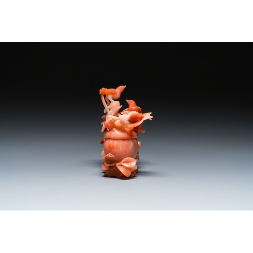 513 - A Chinese carnelian agate sculpture of a vase with branches and birds, 20th C.Description:H.: 19,5 c... 