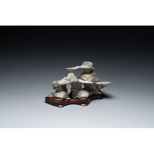 517 - A Chinese grey lingbi stone scholar's rock on wooden stand, 19/20th C.Description:Dim.: 24,5 x 14,5 ... 