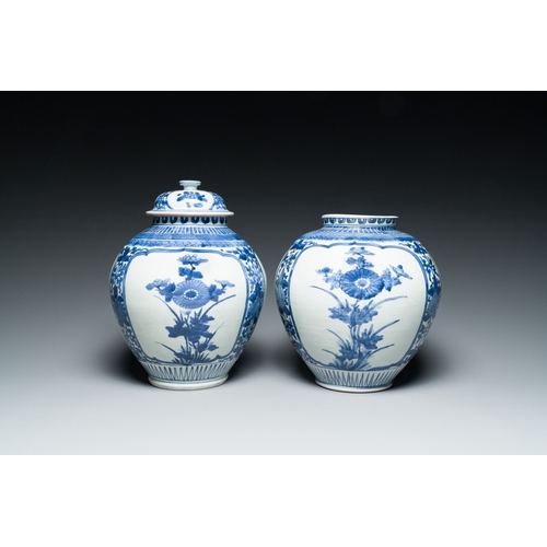 525 - A pair of Japanese blue and white Arita jars with floral design, Edo, late 17th C.Description:H.: 28... 