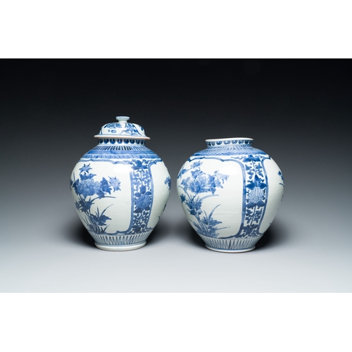 525 - A pair of Japanese blue and white Arita jars with floral design, Edo, late 17th C.Description:H.: 28... 