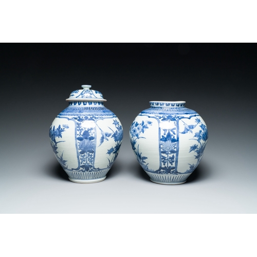 525 - A pair of Japanese blue and white Arita jars with floral design, Edo, late 17th C.Description:H.: 28... 