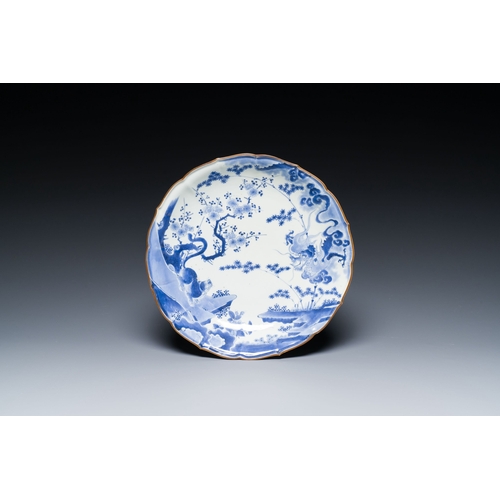 526 - A Japanese blue and white Arita dish with a tiger and a dragon in Kakiemon-style, Fuku mark, Edo, la... 