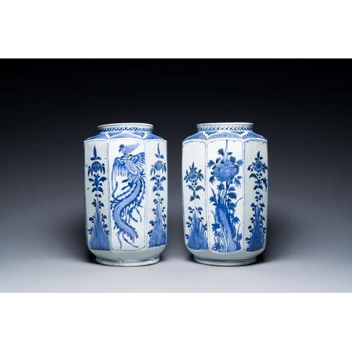 528 - A pair of Japanese blue and white Kakiemon-style facetted jars, Arita, Edo, 17th C.Description:H.: 3... 