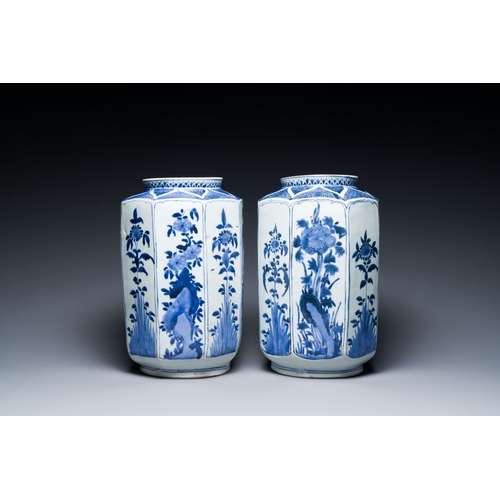 528 - A pair of Japanese blue and white Kakiemon-style facetted jars, Arita, Edo, 17th C.Description:H.: 3... 