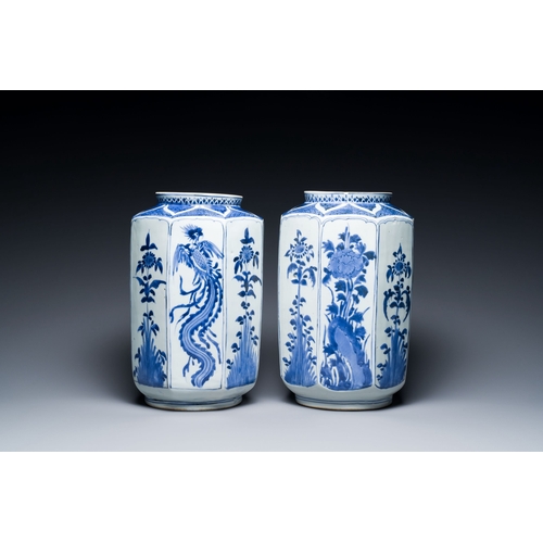 528 - A pair of Japanese blue and white Kakiemon-style facetted jars, Arita, Edo, 17th C.Description:H.: 3... 