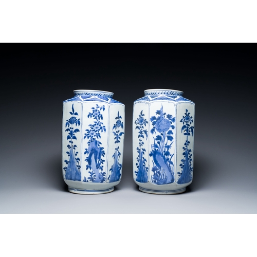 528 - A pair of Japanese blue and white Kakiemon-style facetted jars, Arita, Edo, 17th C.Description:H.: 3... 