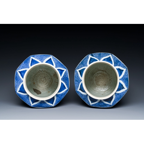 528 - A pair of Japanese blue and white Kakiemon-style facetted jars, Arita, Edo, 17th C.Description:H.: 3... 