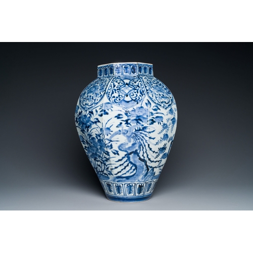 530 - A Japanese blue and white octagonal 'peacocks' vase, Arita, Edo, late 17th C.Description:H.: 43 cmCo... 