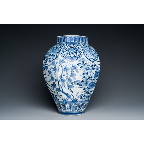 530 - A Japanese blue and white octagonal 'peacocks' vase, Arita, Edo, late 17th C.Description:H.: 43 cmCo... 