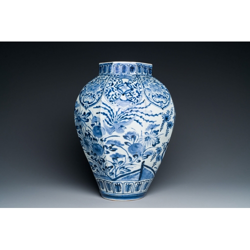 530 - A Japanese blue and white octagonal 'peacocks' vase, Arita, Edo, late 17th C.Description:H.: 43 cmCo... 