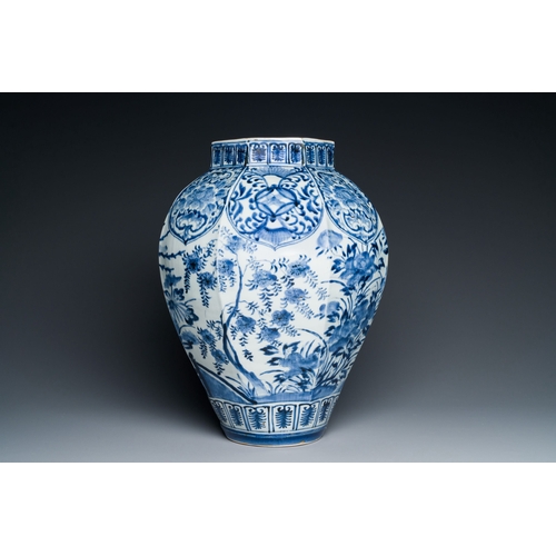 530 - A Japanese blue and white octagonal 'peacocks' vase, Arita, Edo, late 17th C.Description:H.: 43 cmCo... 