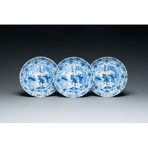 535 - Three Japanese blue and white 'Mongolian hunt' plates in Chinese Kangxi-style, Edo, 18th C.Descripti... 