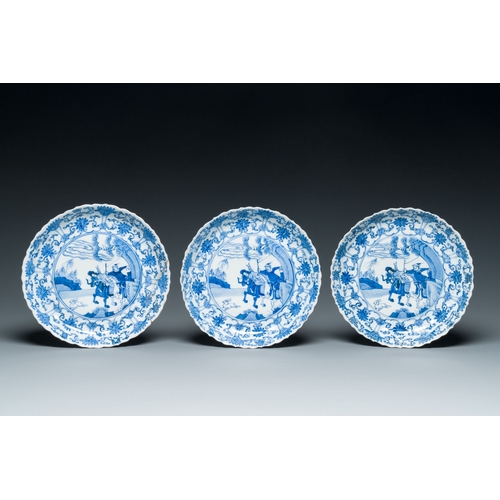 535 - Three Japanese blue and white 'Mongolian hunt' plates in Chinese Kangxi-style, Edo, 18th C.Descripti... 