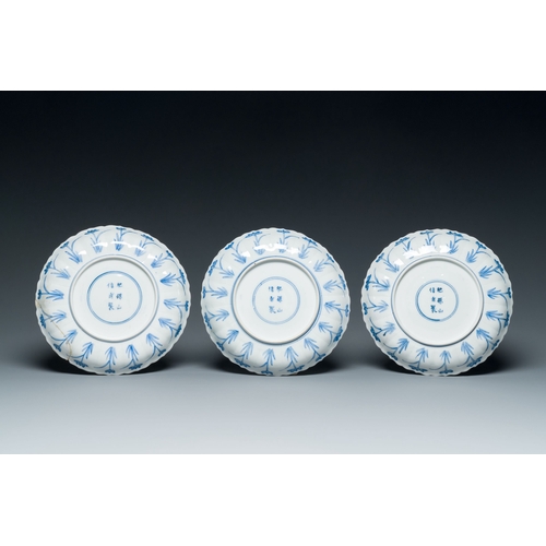 535 - Three Japanese blue and white 'Mongolian hunt' plates in Chinese Kangxi-style, Edo, 18th C.Descripti... 