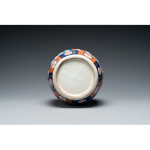 536 - A varied collection of Japanese Imari and Arita porcelain, Edo/Meiji, 18/19th C.Description:H.: 27 c... 