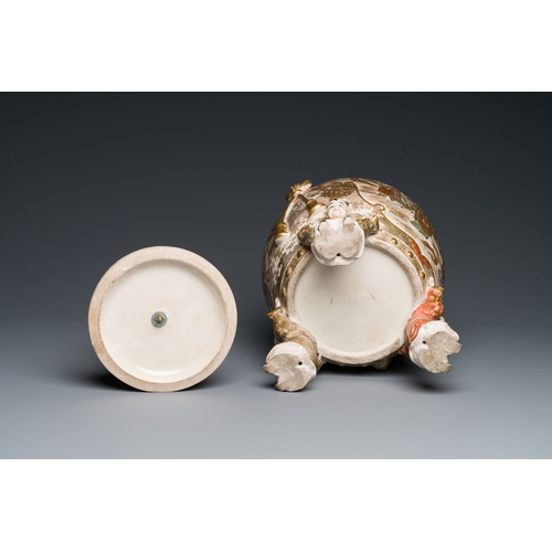 543 - A Japanese Satsuma tripod bowl and a plate with a Kinkozan mark, Meiji, 19th C.Description:H.: 32,5 ... 