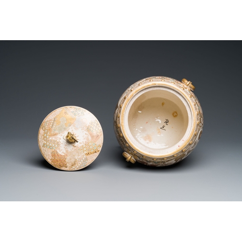 543 - A Japanese Satsuma tripod bowl and a plate with a Kinkozan mark, Meiji, 19th C.Description:H.: 32,5 ... 