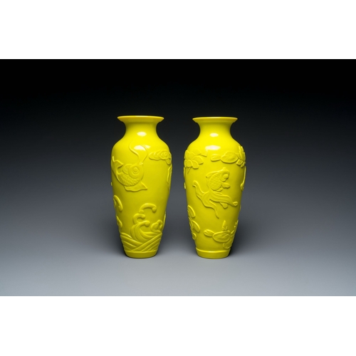 555 - A pair of Chinese yellow Beijing glass vases with carps and goldfish, RepublicDescription:H.: 30 cm ... 