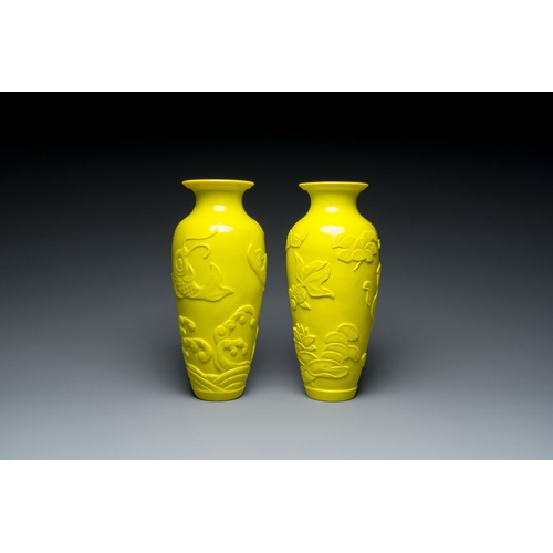 555 - A pair of Chinese yellow Beijing glass vases with carps and goldfish, RepublicDescription:H.: 30 cm ... 