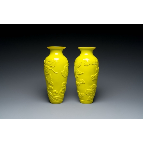 555 - A pair of Chinese yellow Beijing glass vases with carps and goldfish, RepublicDescription:H.: 30 cm ... 